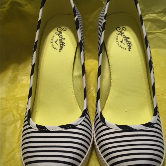 🌷🌷Seychelles Striped Wedges - Picture 3 of 6